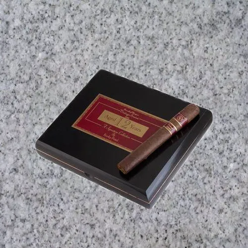 Rocky Patel: VINTAGE 1990 TORO